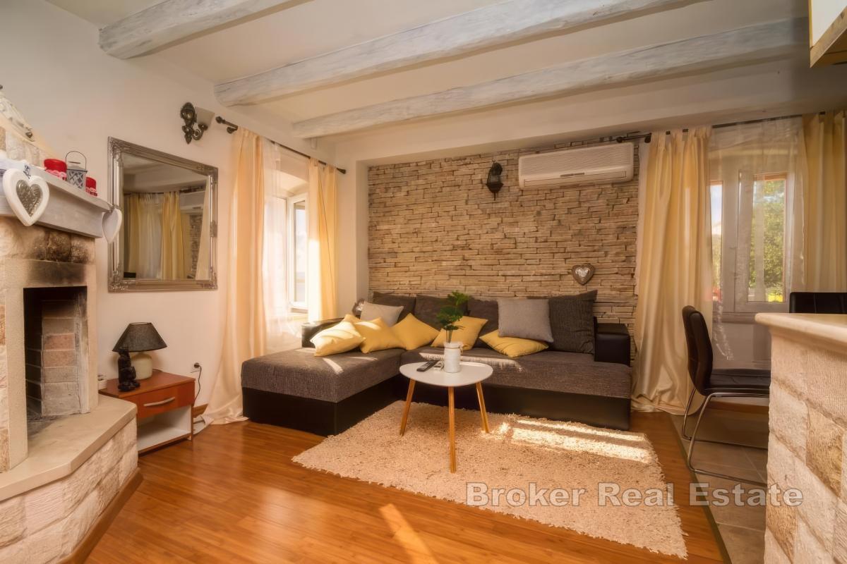 Casa in pietra con vista aperta e piscina