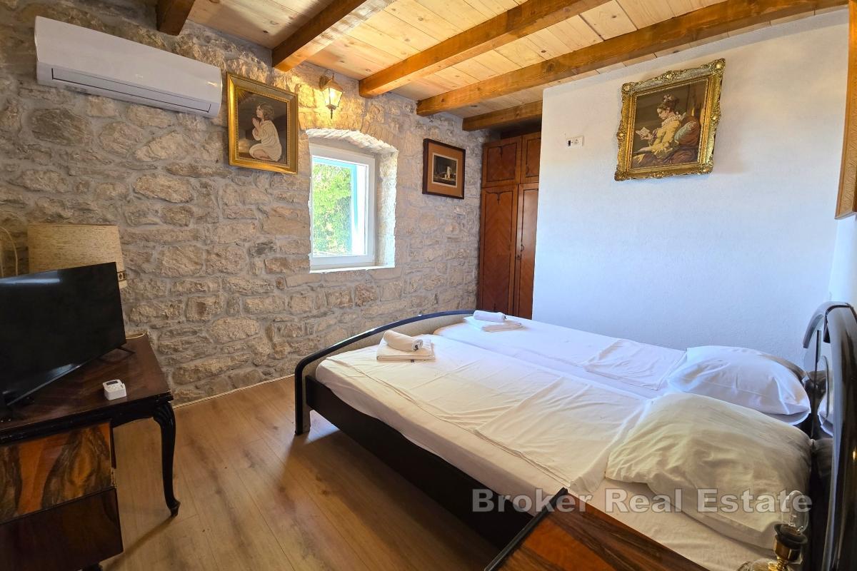 Casa in pietra con vista aperta e piscina