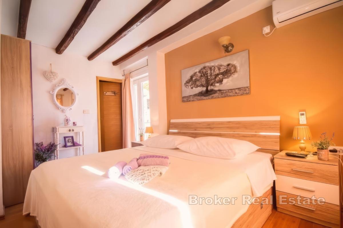 Casa in pietra con vista aperta e piscina