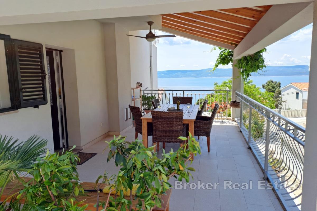 Spaziosa casa con appartamenti e vista mare