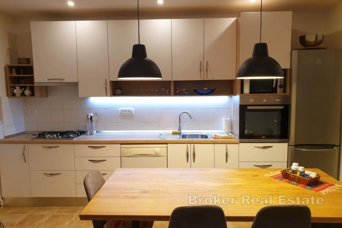 Spaziosa casa con appartamenti e vista mare