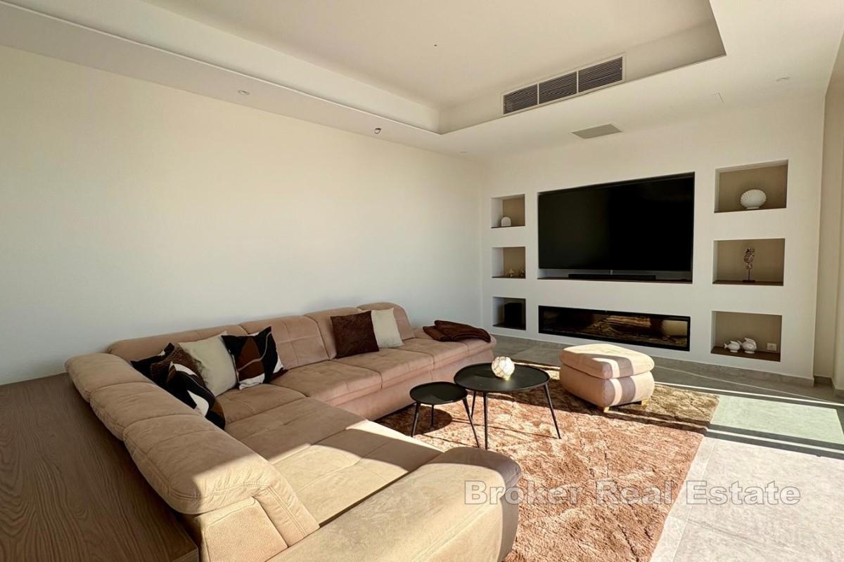 Nowo wybudowana willa z basenem