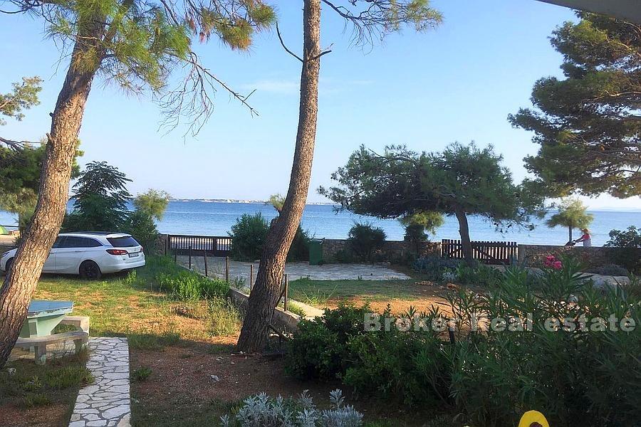 Ostrov Vir - Dům, první řada k moři