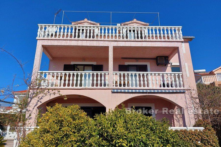Vodice - Casa su tre piani vicino al mare