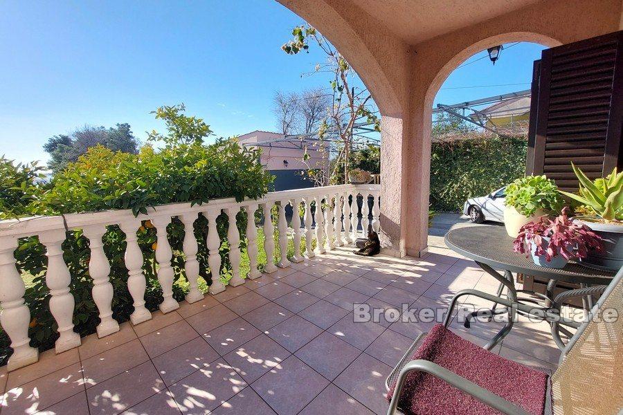 Vodice - Casa su tre piani vicino al mare