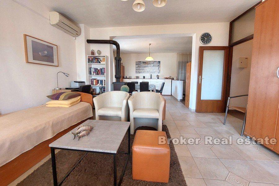 Vodice - Casa su tre piani vicino al mare