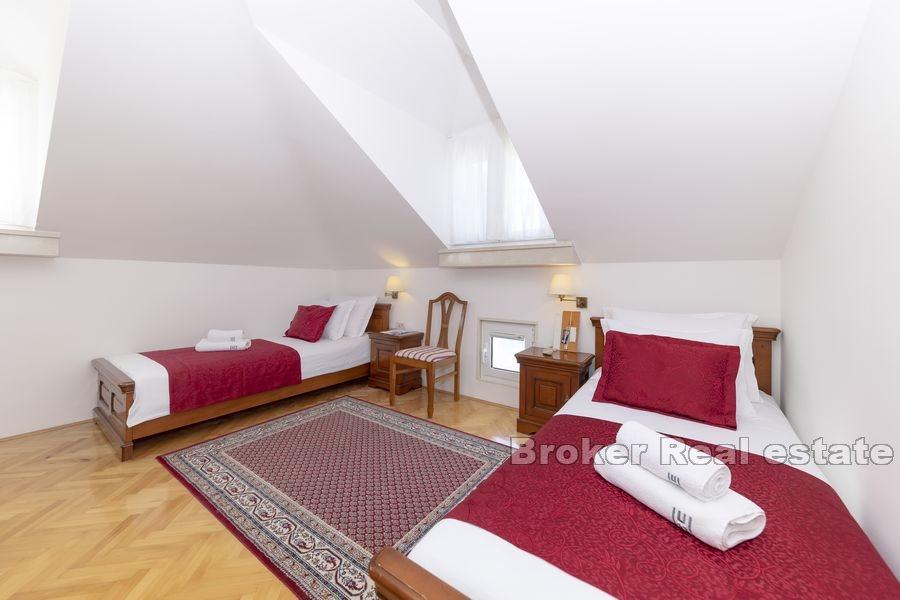 Murter - Hotel with restaurant, first row to the sea