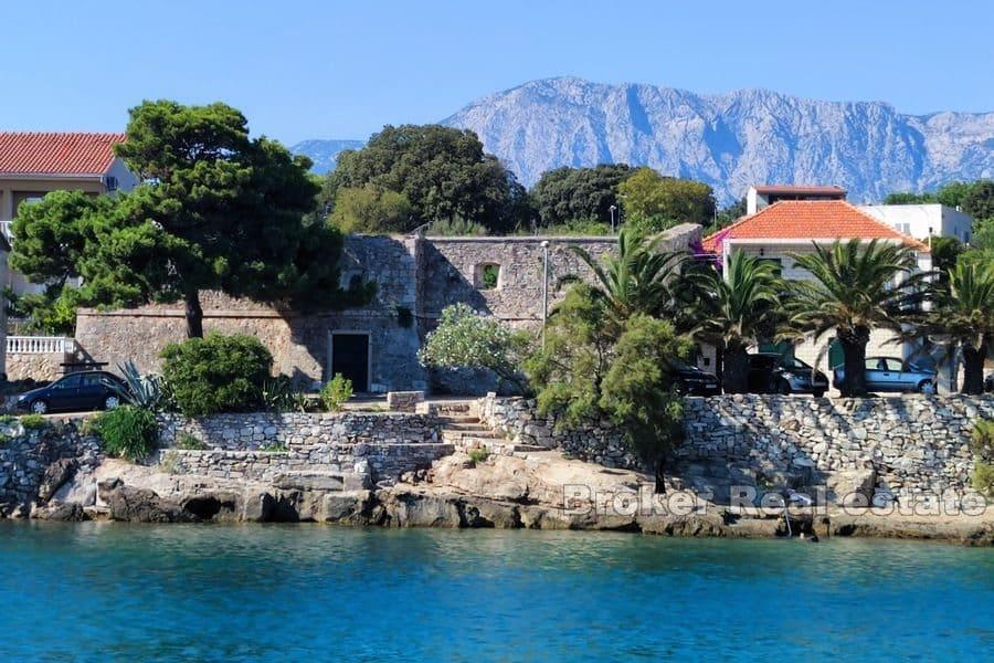 Ostrov Hvar - Zřícenina pevnosti v první řadě k moři