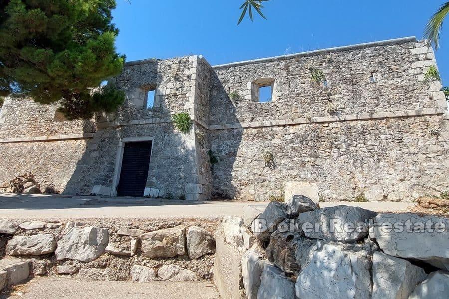 Ostrov Hvar - Zřícenina pevnosti v první řadě k moři