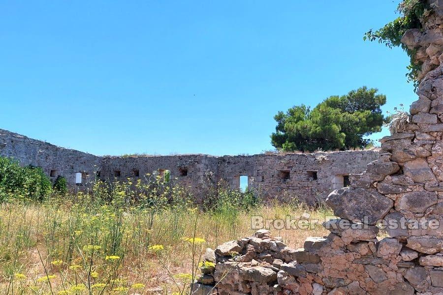 Ostrov Hvar - Zřícenina pevnosti v první řadě k moři