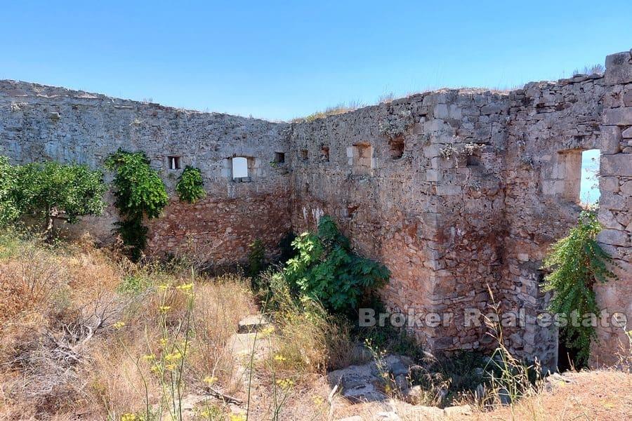 Ostrov Hvar - Zřícenina pevnosti v první řadě k moři