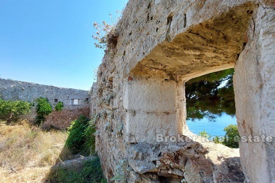 Ostrov Hvar - Zřícenina pevnosti v první řadě k moři