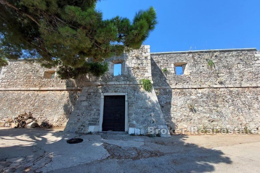 Ostrov Hvar - Zřícenina pevnosti v první řadě k moři