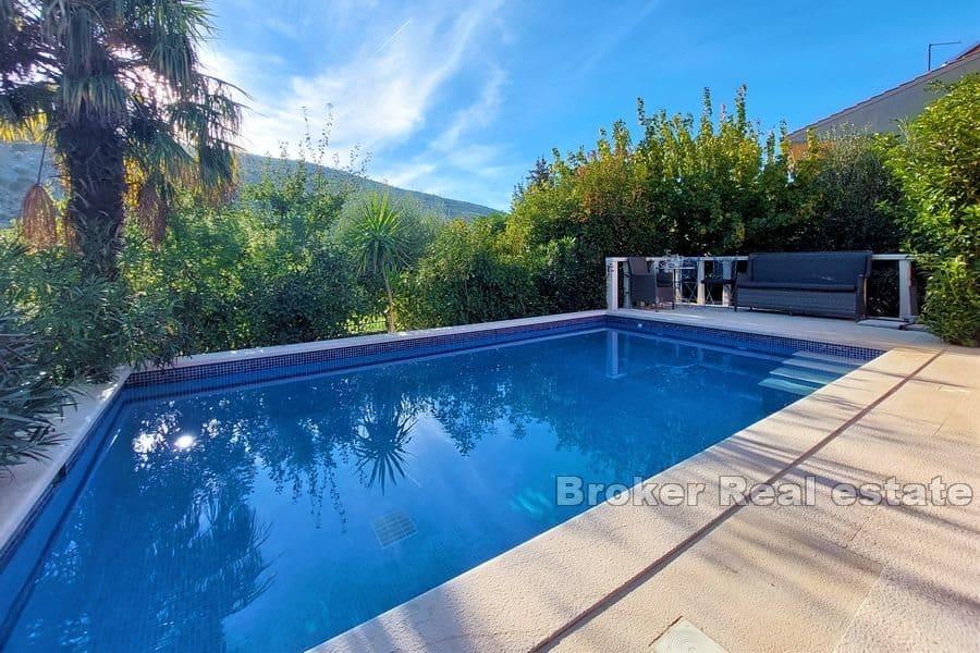 Split area - House with a swimming pool in a natural environment
