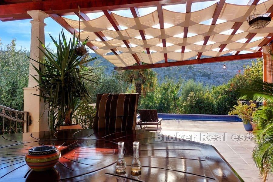 Split area - House with a swimming pool in a natural environment