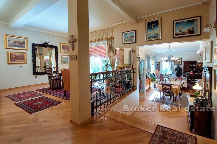 Split area - House with a swimming pool in a natural environment