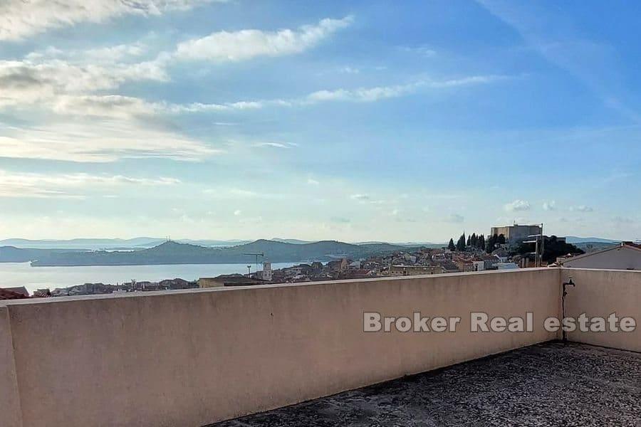 Šibenik - Poschodový dom s výhľadom na more a mesto