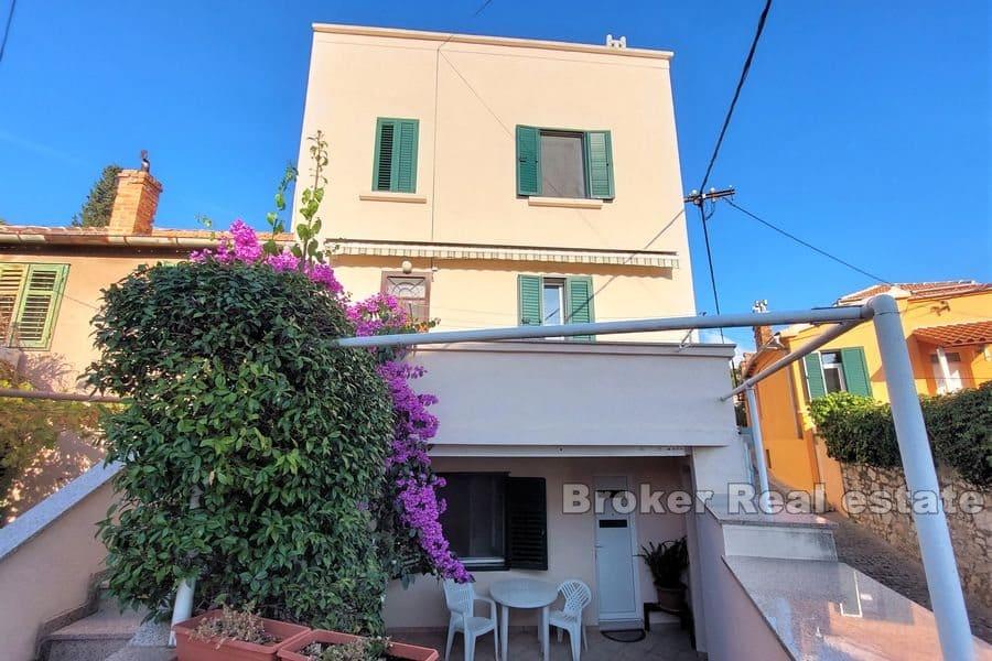 Šibenik - Poschodový dom s výhľadom na more a mesto