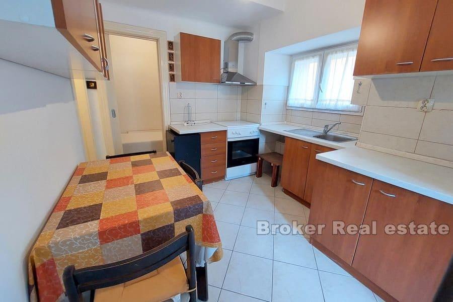 Šibenik - Fleretasjes hus med utsikt over havet og byen