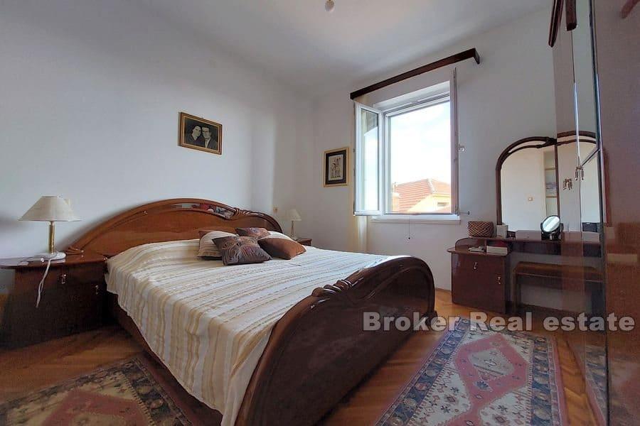 Šibenik - Fleretasjes hus med utsikt over havet og byen