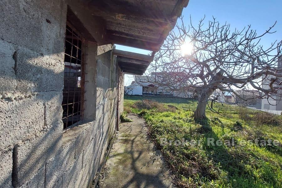 Nær Split - Byggetomt med ruiner