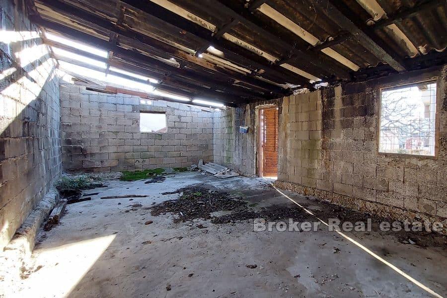 Nær Split - Byggetomt med ruiner