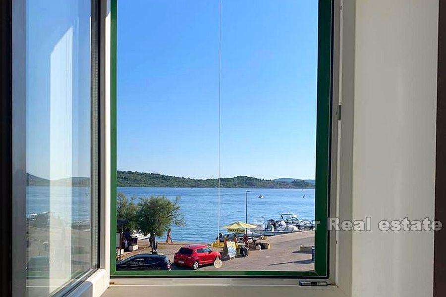 Nära Sibenik - Stenhus vid havet