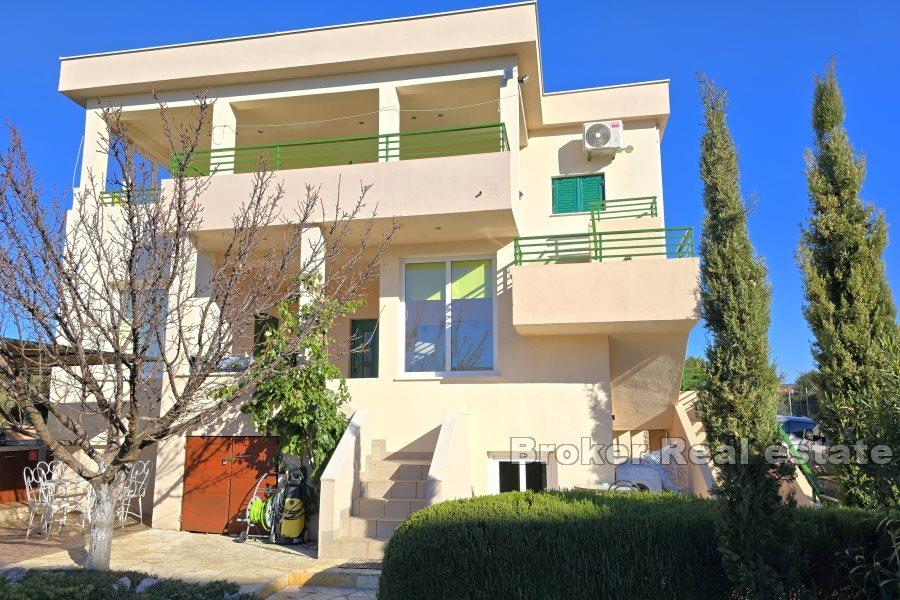 Rogoznica - Apartmanska kuća blizu plaže