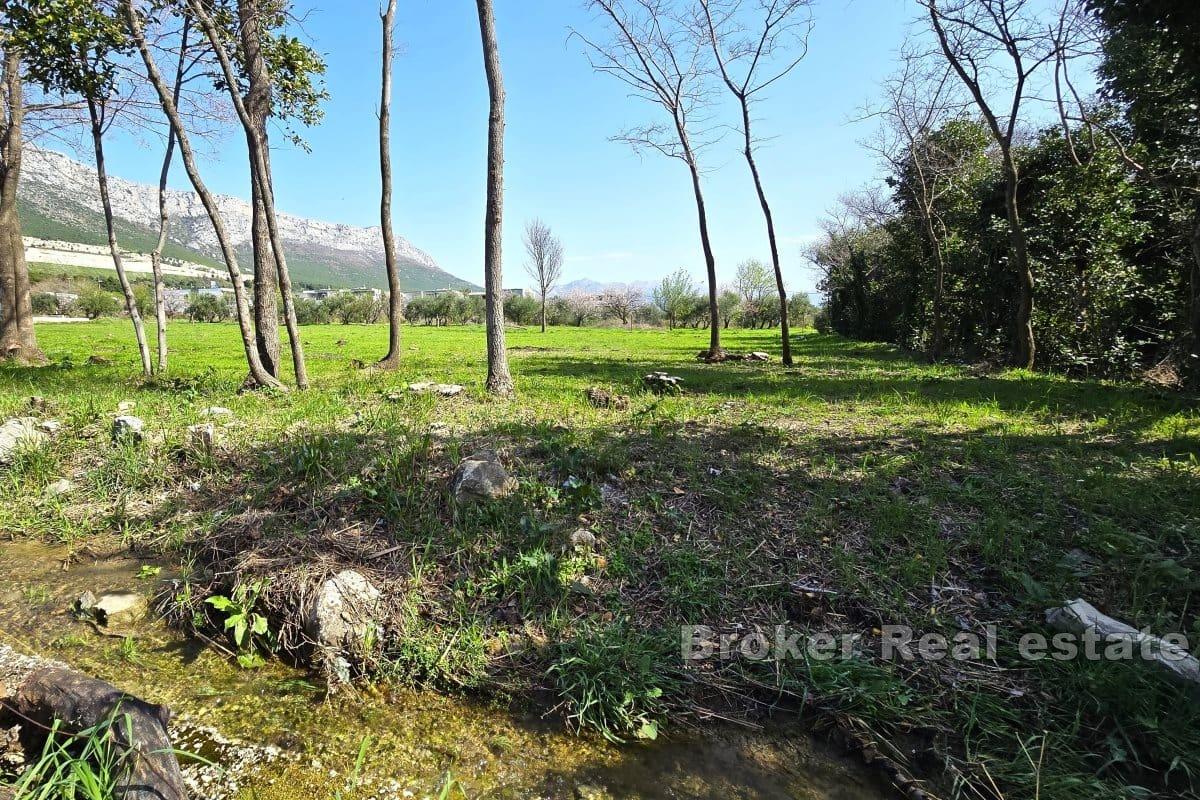 Stavební pozemek v blízkosti moře