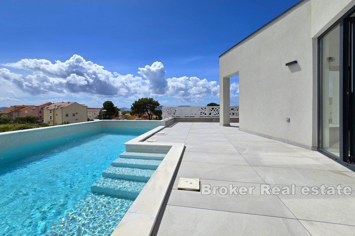 Duplex-Gebäude mit Blick auf das Meer