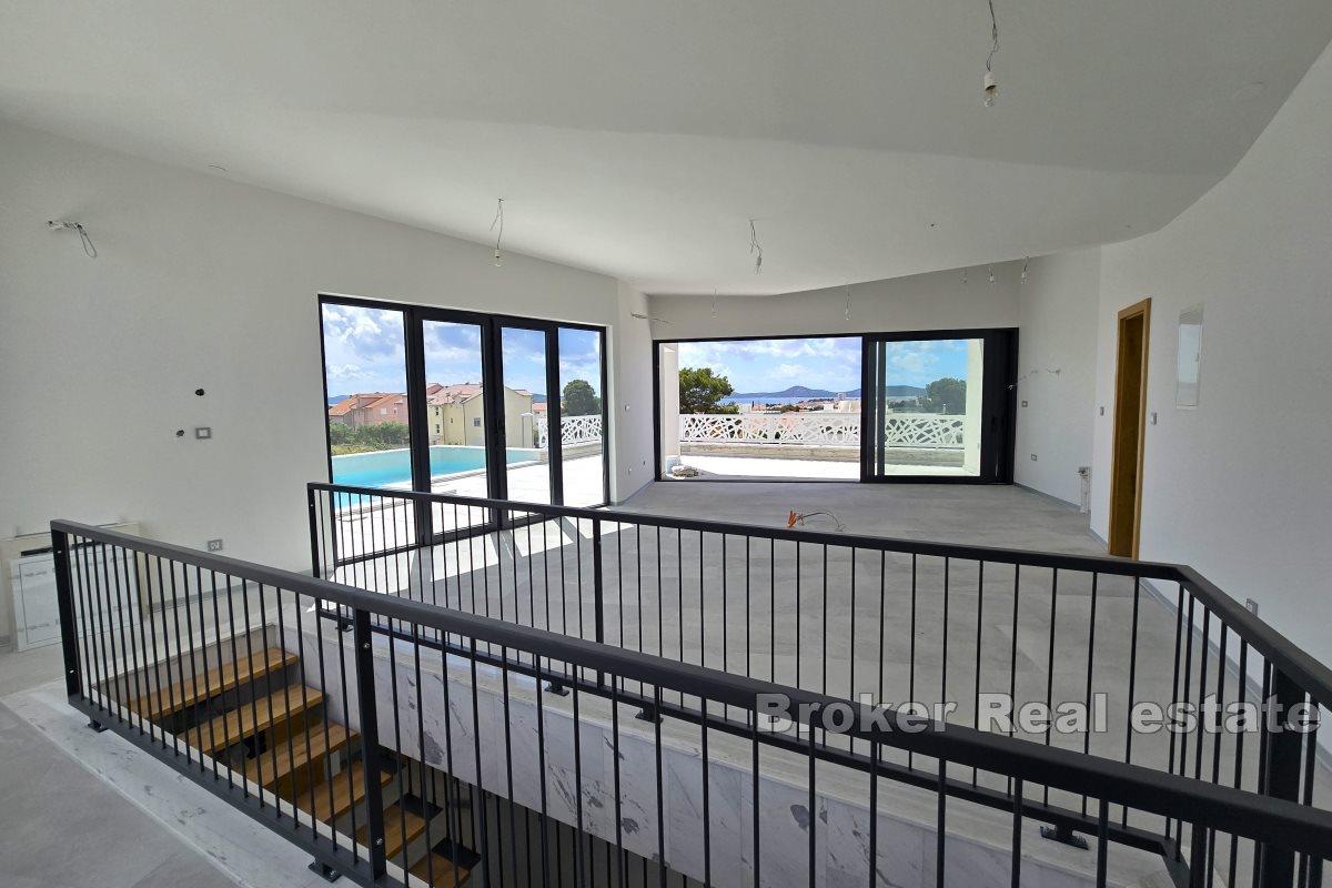 Duplex-Gebäude mit Blick auf das Meer