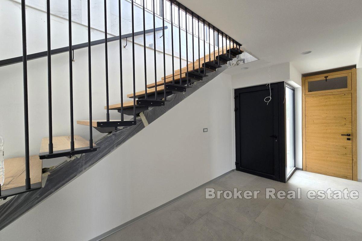 Duplex-Gebäude mit Blick auf das Meer