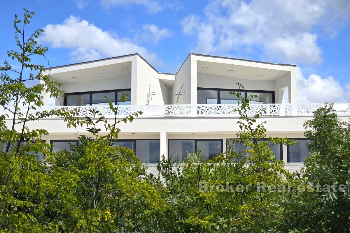 Duplex-Gebäude mit Blick auf das Meer