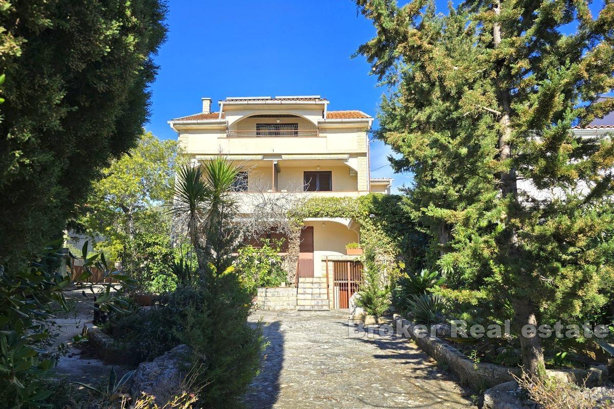 Многоквартирный дом в тихом месте недалеко от моря