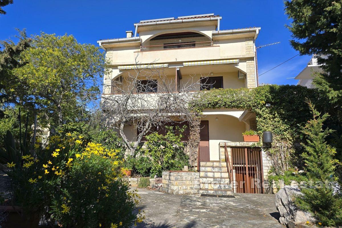 Многоквартирный дом в тихом месте недалеко от моря