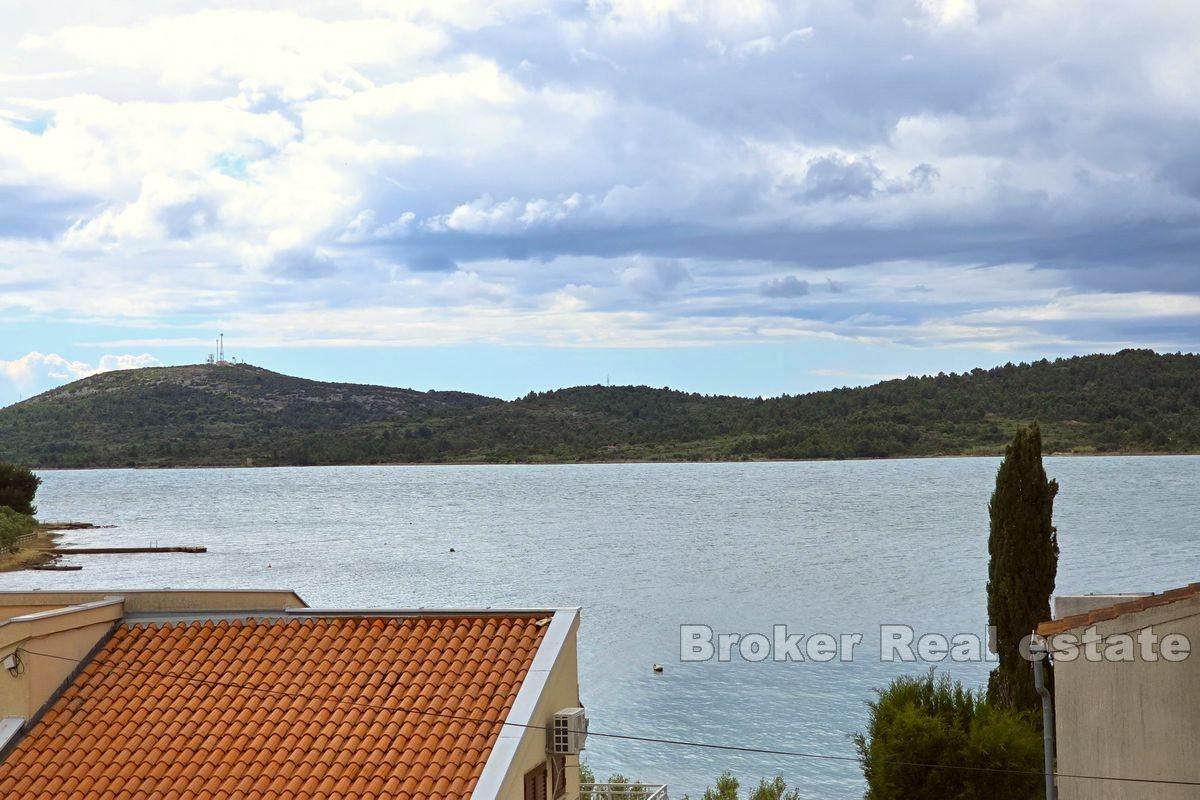 Многоквартирный дом в тихом месте недалеко от моря