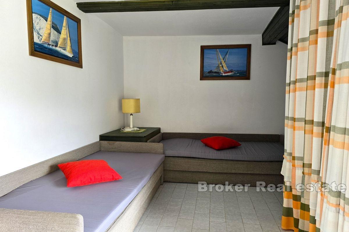 Многоквартирный дом в тихом месте недалеко от моря