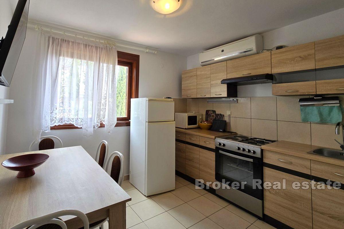 Многоквартирный дом в тихом месте недалеко от моря