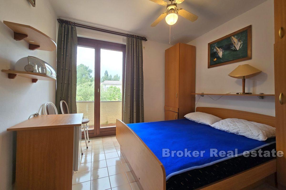 Многоквартирный дом в тихом месте недалеко от моря