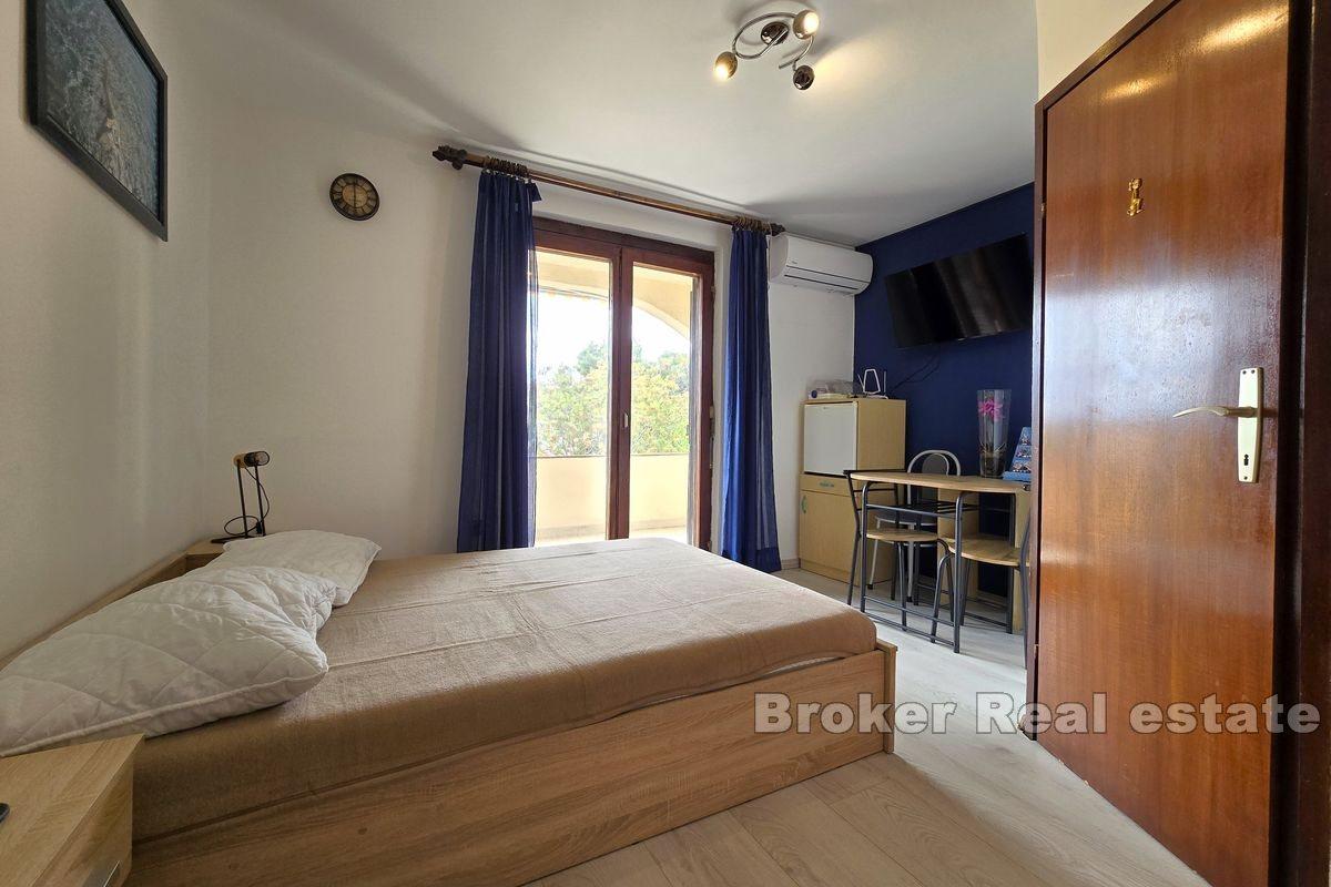 Многоквартирный дом в тихом месте недалеко от моря