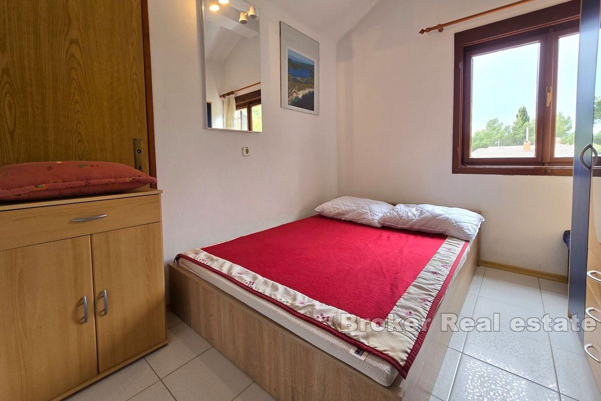 Многоквартирный дом в тихом месте недалеко от моря