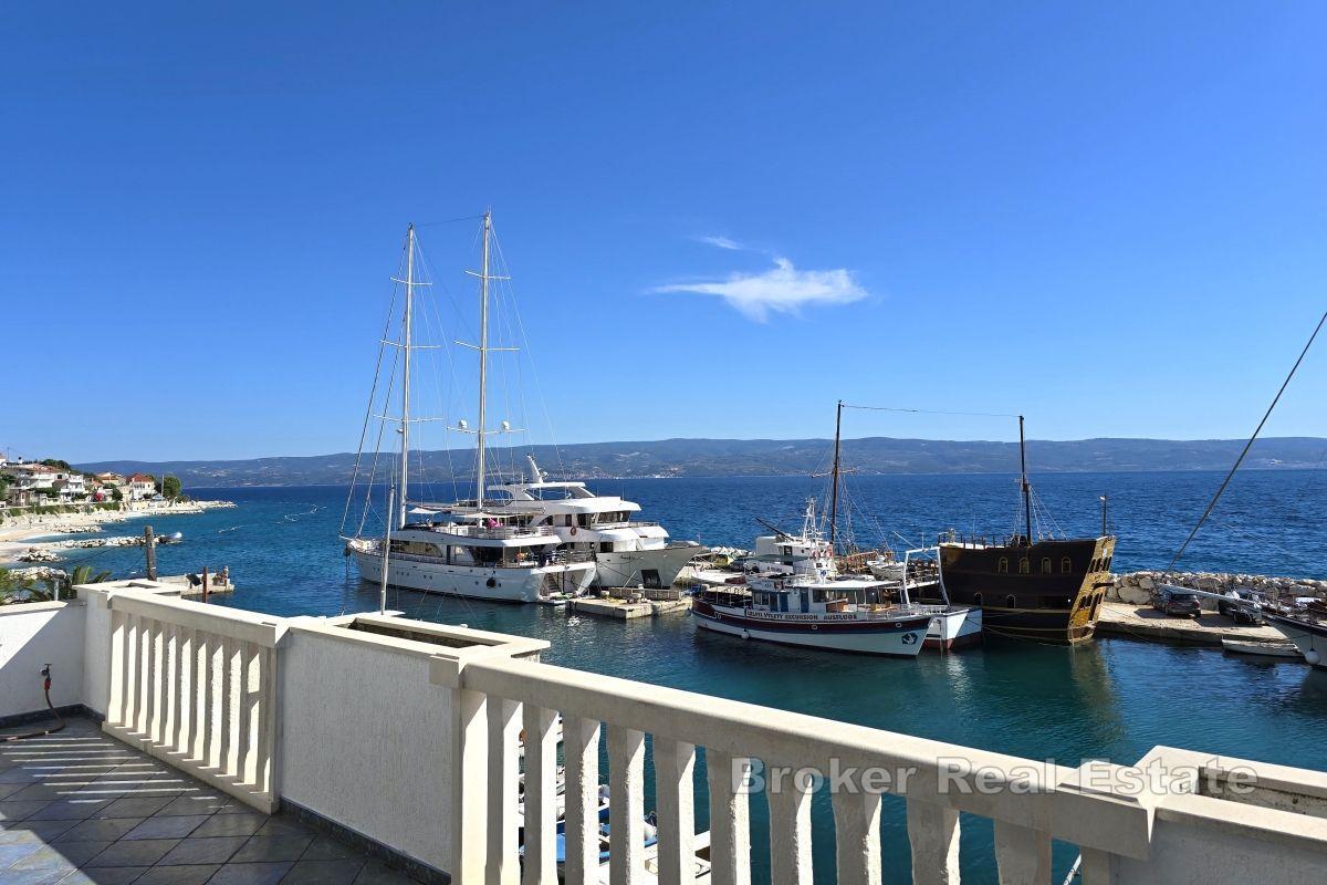 Großes Mehrfamilienhaus, erste Reihe zum Meer