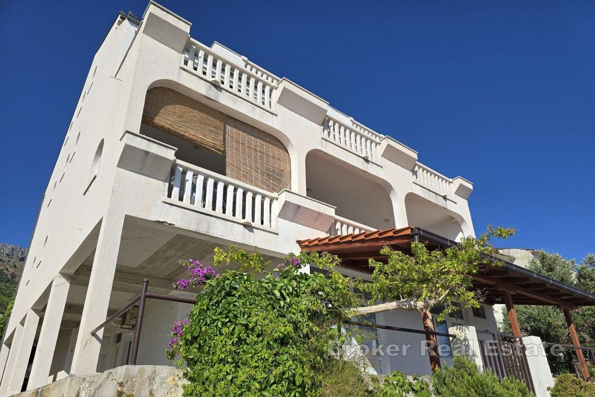 Duży apartamentowiec, pierwszy rząd do morza