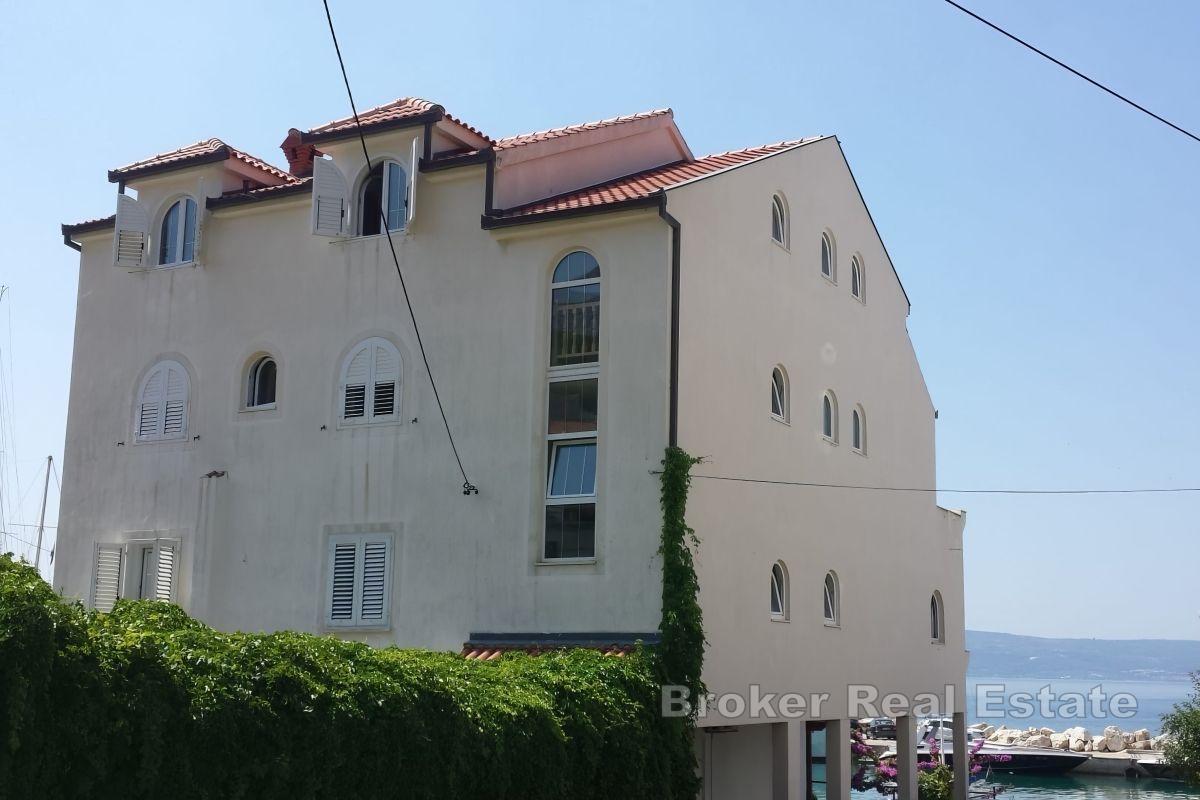 Großes Mehrfamilienhaus, erste Reihe zum Meer