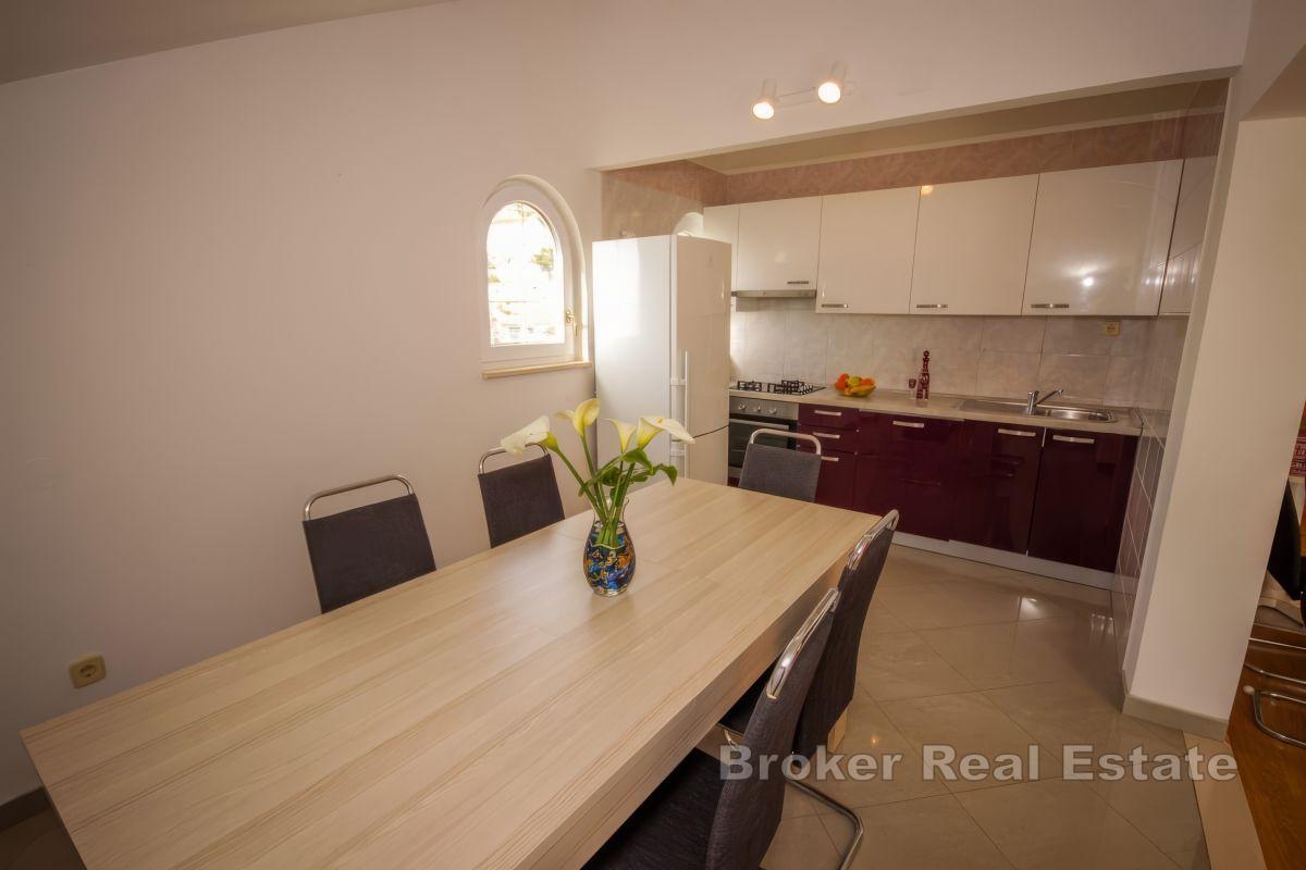 Duży apartamentowiec, pierwszy rząd do morza