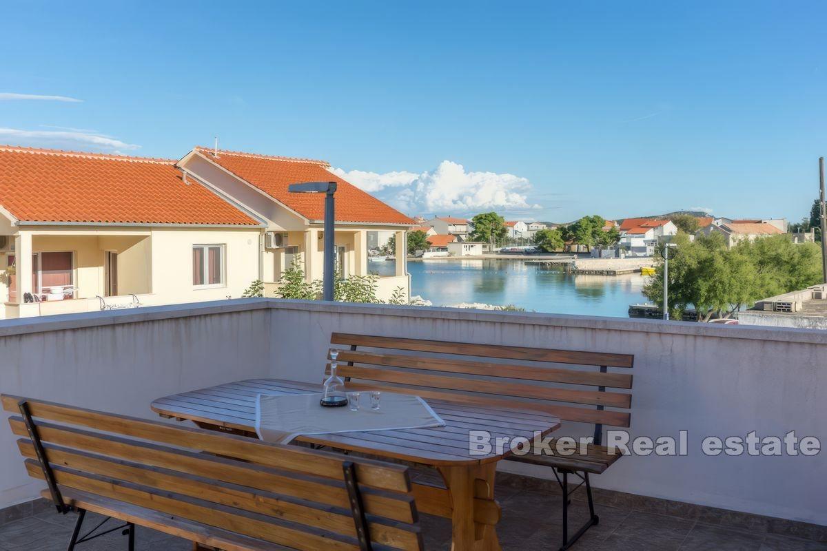 Duży dom z apartamentami, blisko morza i centrum