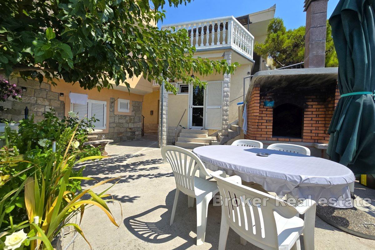 Tomannsbolig for oppussing, beliggende i første rad til sjøen