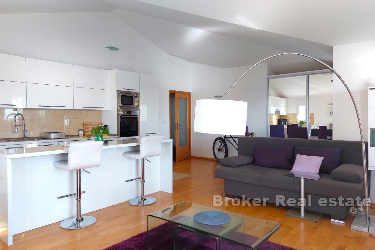 Toppleilighet med utsikt