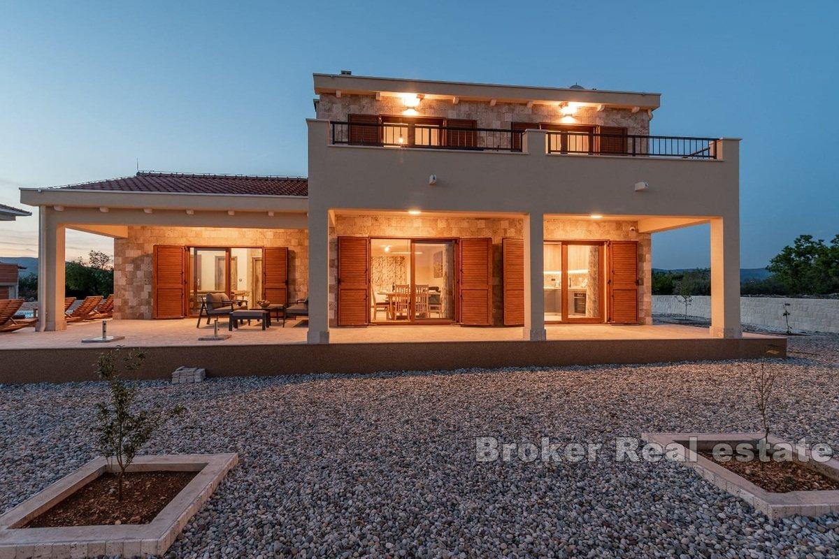 Moderní dům s výhledem na moře