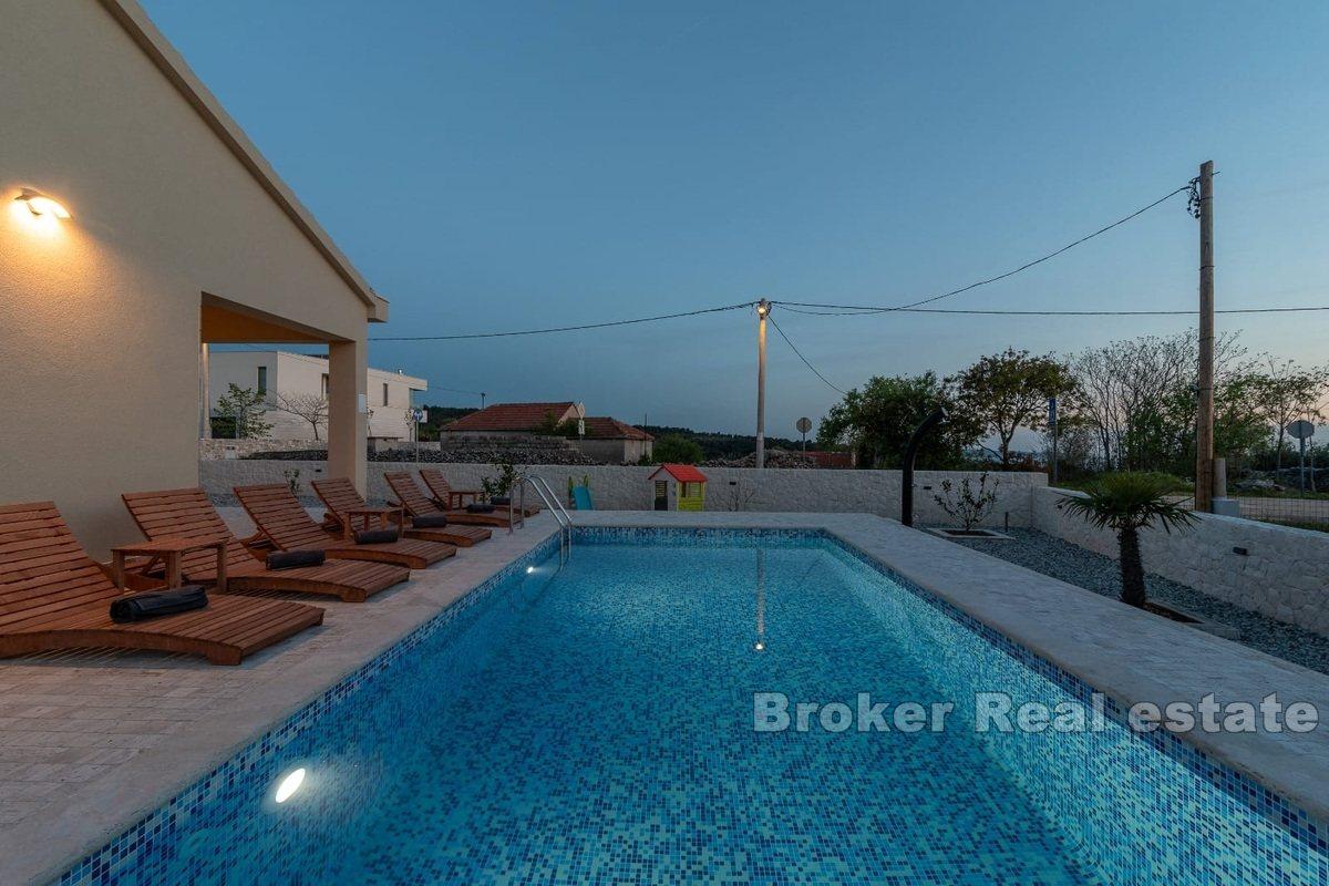 Moderní dům s výhledem na moře